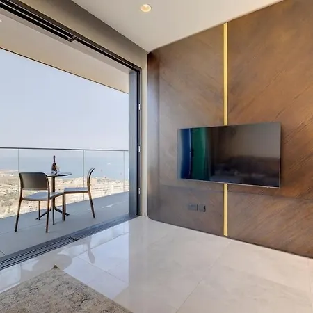 Superlative Skyline Apartment, Mercury Tower Appartamento