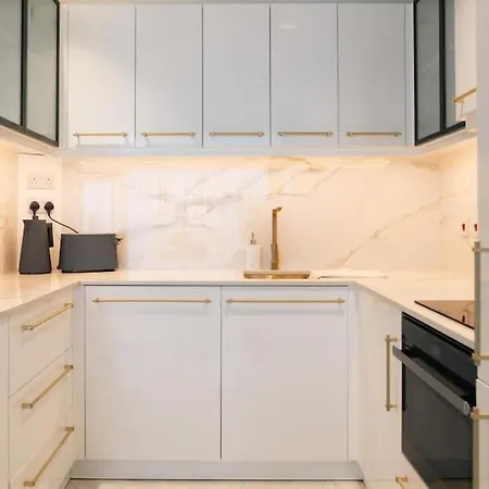 Superlative Skyline Apartment, Mercury Tower Appartamento