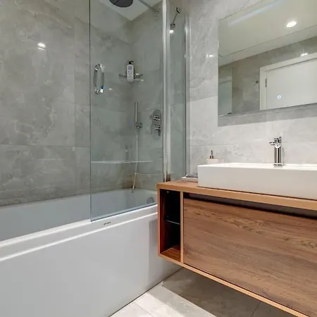 Superlative Skyline Apartment, Mercury Tower Appartamento San Giuliano