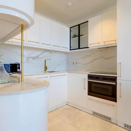 Superlative Skyline Apartment, Mercury Tower Apartment *
